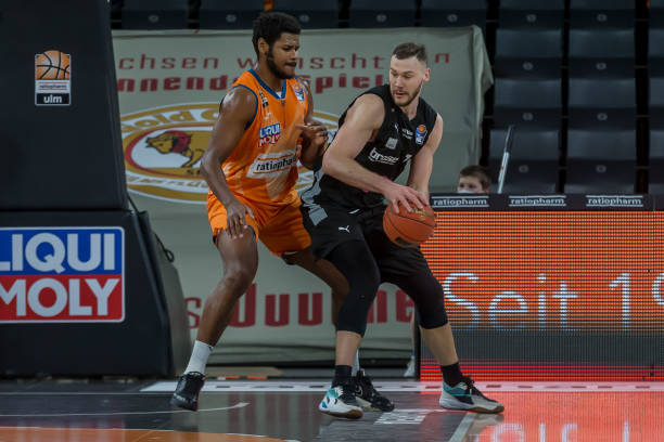 他在接受采 他在接受采